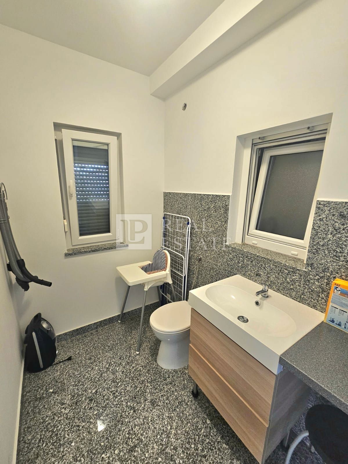 JADRANOVO - moderno opremljen apartma s parkirnim mestom 200 metrov od morja