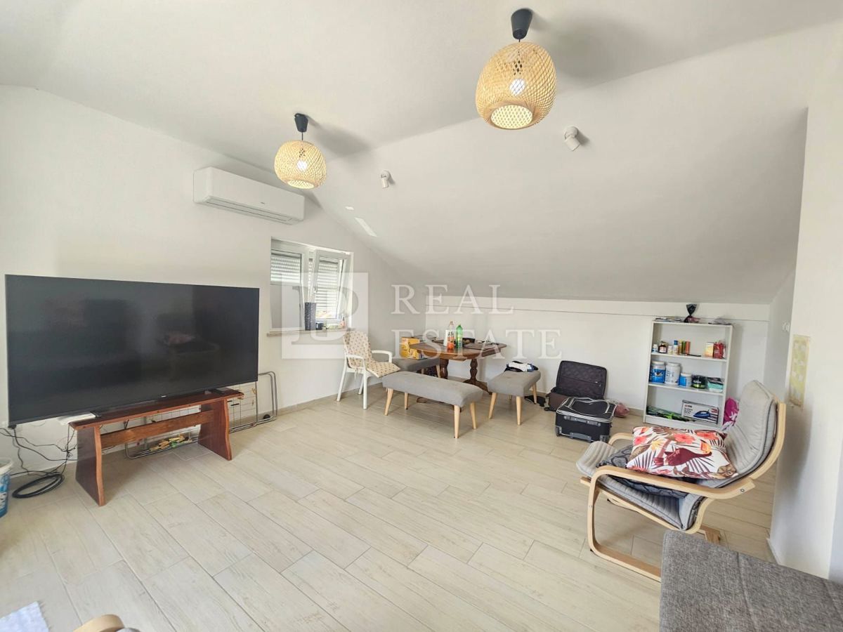 KRALJEVICA - EKSKLUZIVNA PRODAJA - prostorna hiša s 4 apartmaji 200 metrov od morja in centra