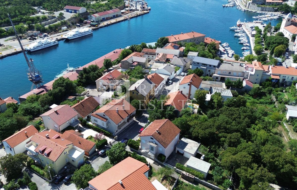 KRALJEVICA - EKSKLUZIVNA PRODAJA - prostorna hiša s 4 apartmaji 200 metrov od morja in centra