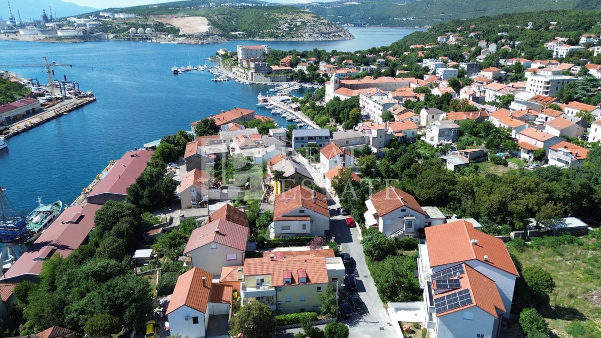 KRALJEVICA - EKSKLUZIVNA PRODAJA - prostorna hiša s 4 apartmaji 200 metrov od morja in centra