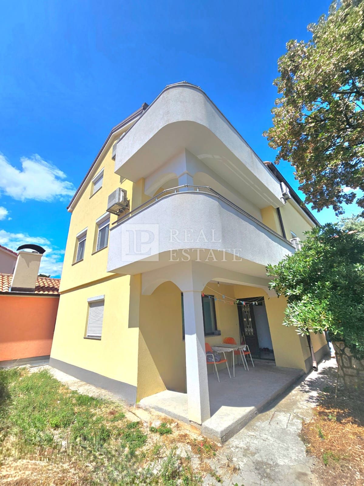 KRALJEVICA - EKSKLUZIVNA PRODAJA - prostorna hiša s 4 apartmaji 200 metrov od morja in centra