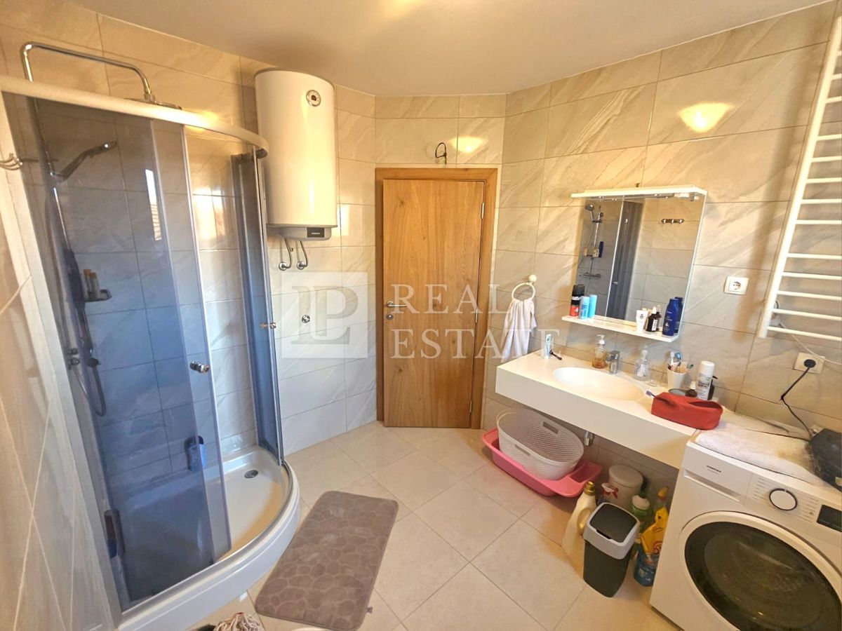 KRALJEVICA - EKSKLUZIVNA PRODAJA - prostorna hiša s 4 apartmaji 200 metrov od morja in centra