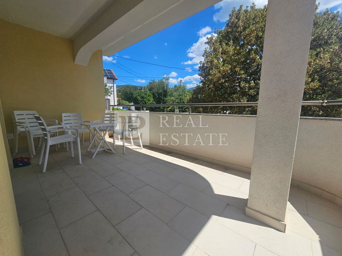 KRALJEVICA - EKSKLUZIVNA PRODAJA - prostorna hiša s 4 apartmaji 200 metrov od morja in centra