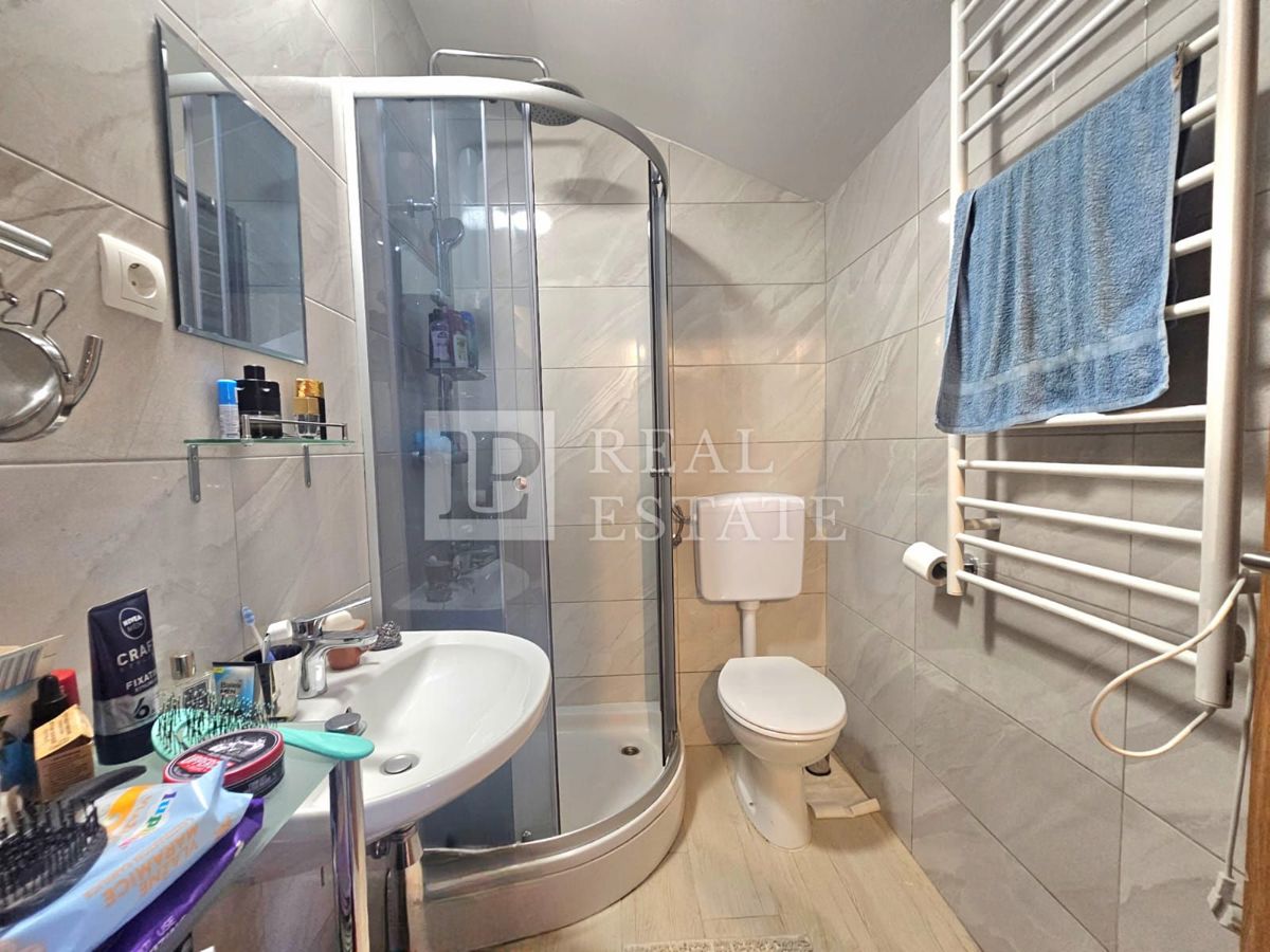 KRALJEVICA - EKSKLUZIVNA PRODAJA - prostorna hiša s 4 apartmaji 200 metrov od morja in centra