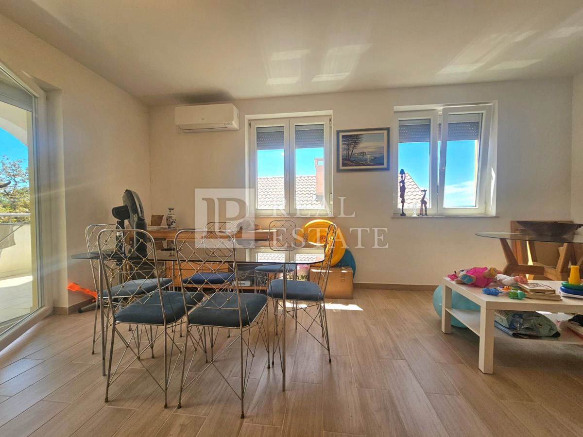 KRALJEVICA - EKSKLUZIVNA PRODAJA - prostorna hiša s 4 apartmaji 200 metrov od morja in centra