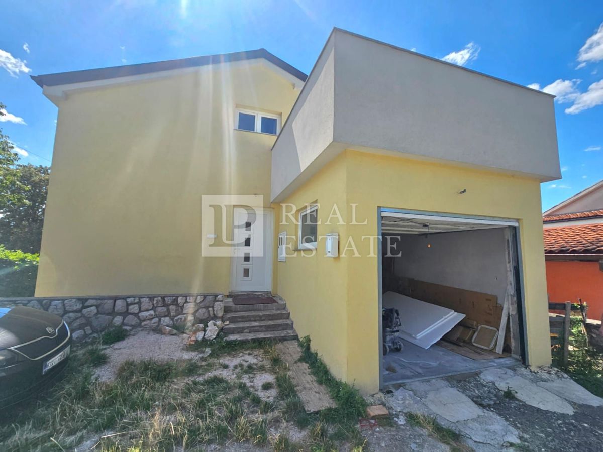 KRALJEVICA - EKSKLUZIVNA PRODAJA - prostorna hiša s 4 apartmaji 200 metrov od morja in centra