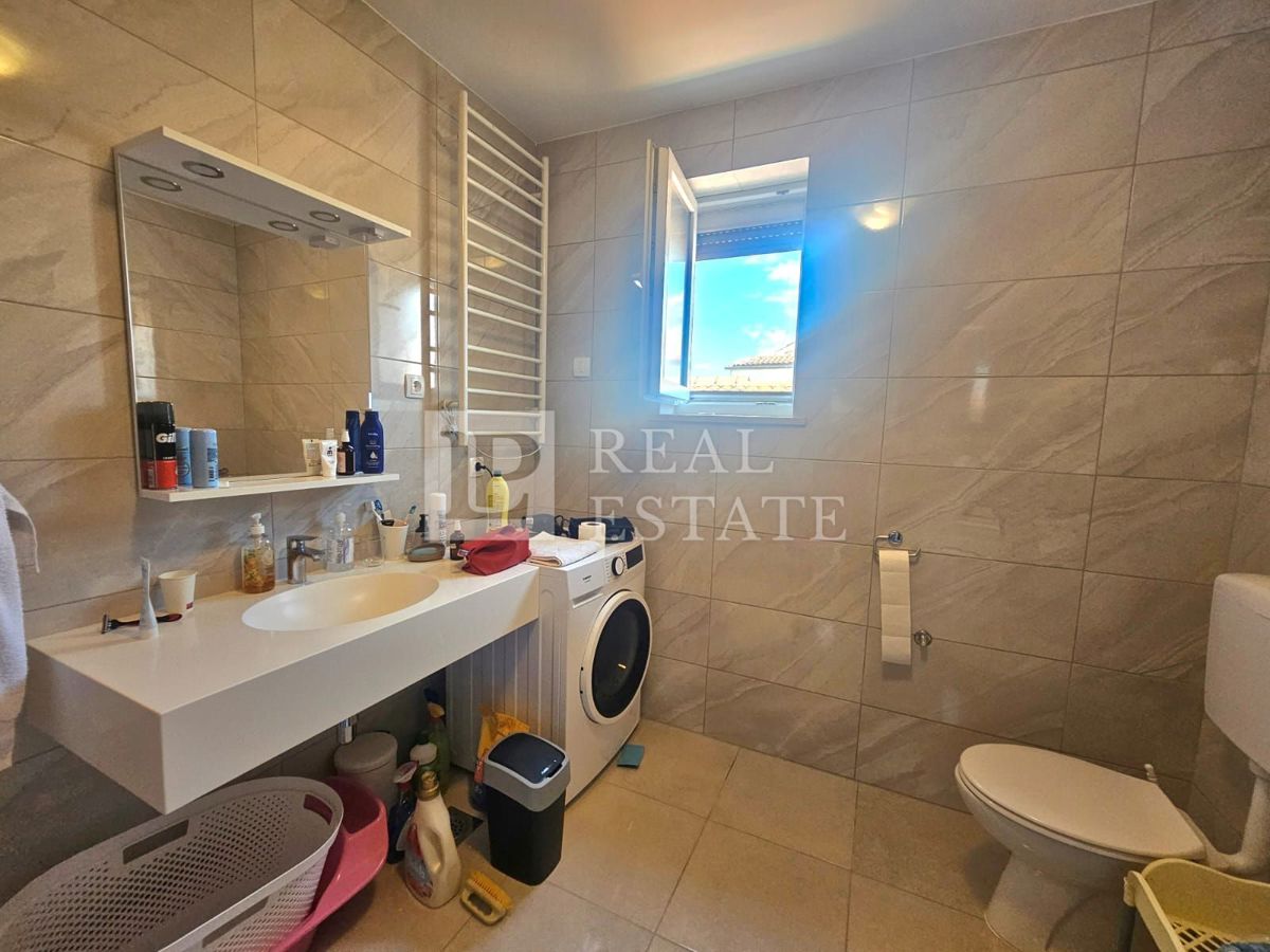 KRALJEVICA - EKSKLUZIVNA PRODAJA - prostorna hiša s 4 apartmaji 200 metrov od morja in centra