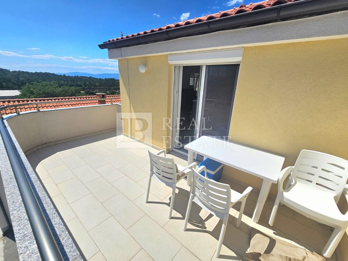 KRALJEVICA - EKSKLUZIVNA PRODAJA - prostorna hiša s 4 apartmaji 200 metrov od morja in centra