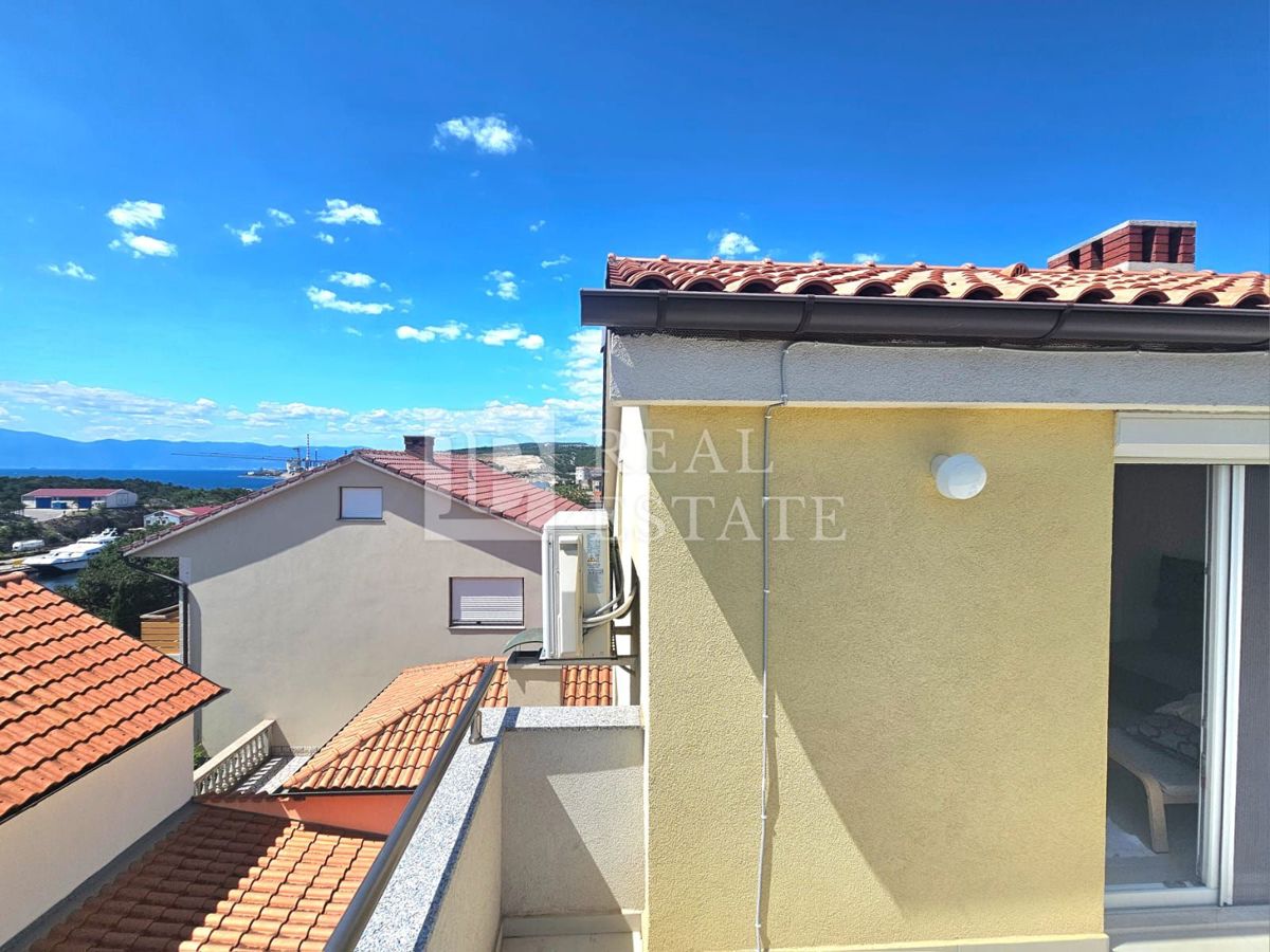 KRALJEVICA - EKSKLUZIVNA PRODAJA - prostorna hiša s 4 apartmaji 200 metrov od morja in centra