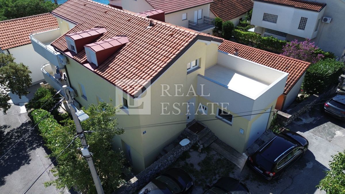 KRALJEVICA - EKSKLUZIVNA PRODAJA - prostorna hiša s 4 apartmaji 200 metrov od morja in centra