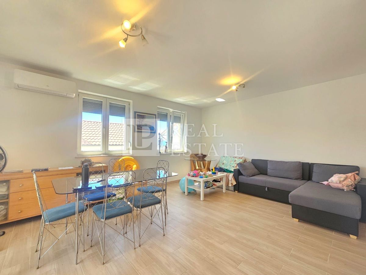 KRALJEVICA - EKSKLUZIVNA PRODAJA - prostorna hiša s 4 apartmaji 200 metrov od morja in centra