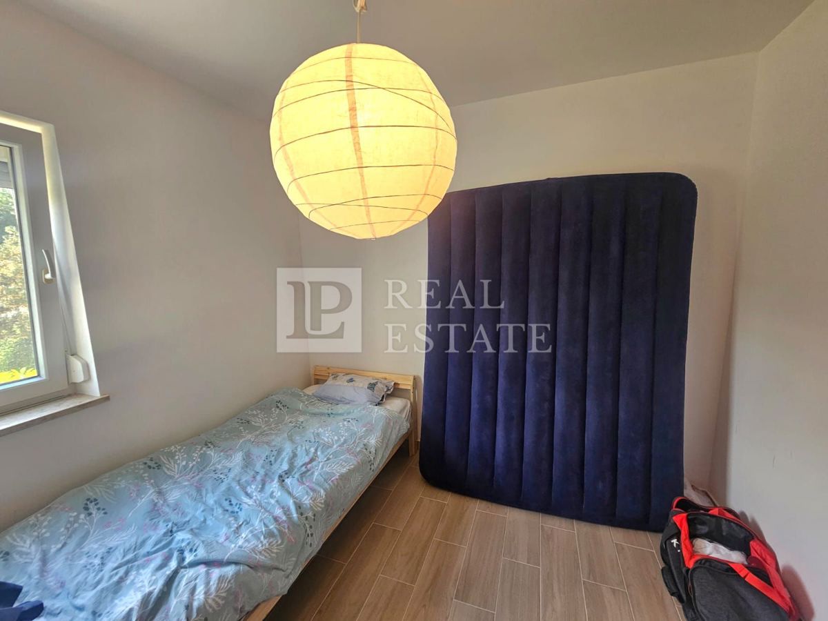 KRALJEVICA - EKSKLUZIVNA PRODAJA - prostorna hiša s 4 apartmaji 200 metrov od morja in centra