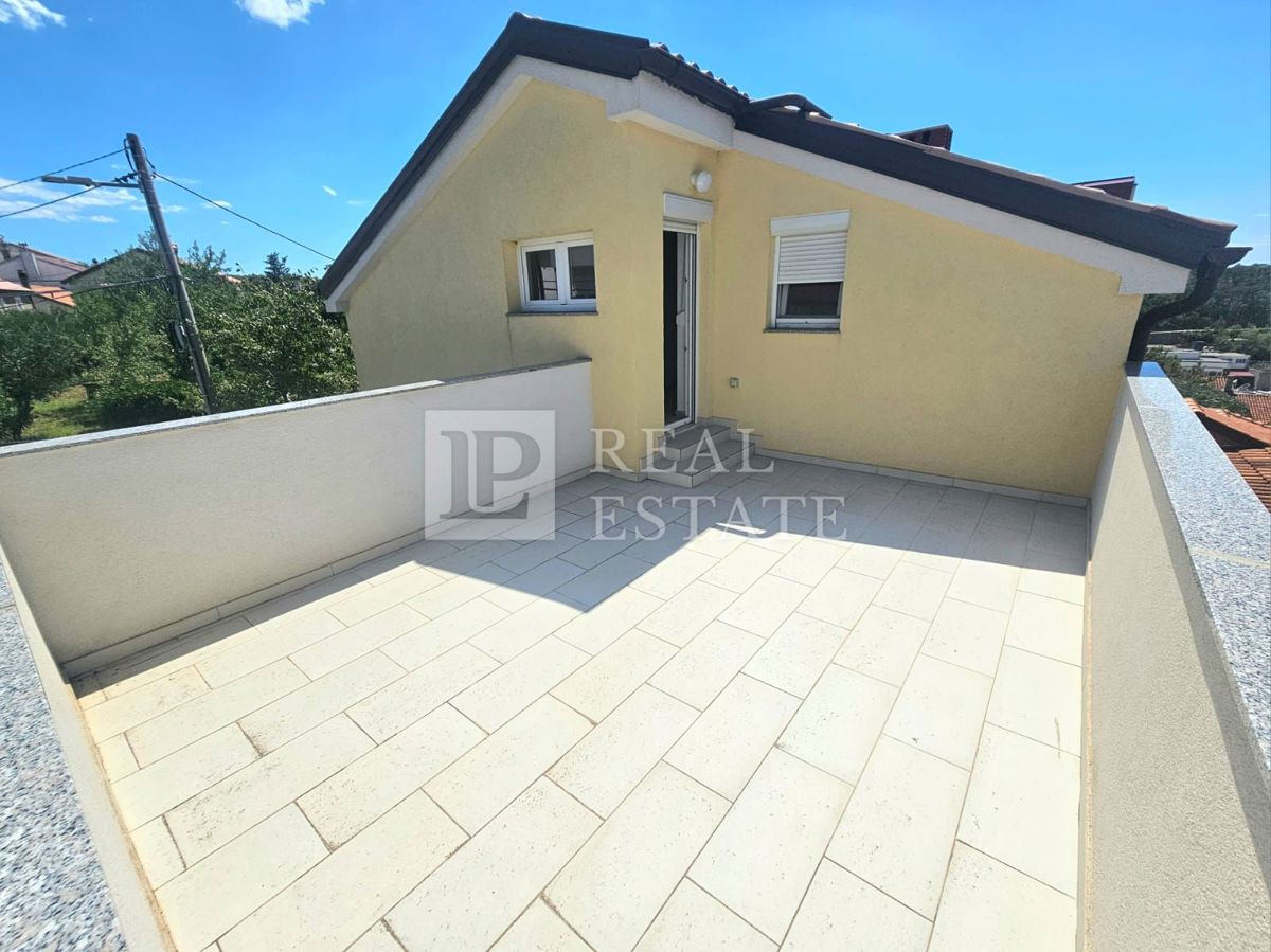 KRALJEVICA - EKSKLUZIVNA PRODAJA - prostorna hiša s 4 apartmaji 200 metrov od morja in centra