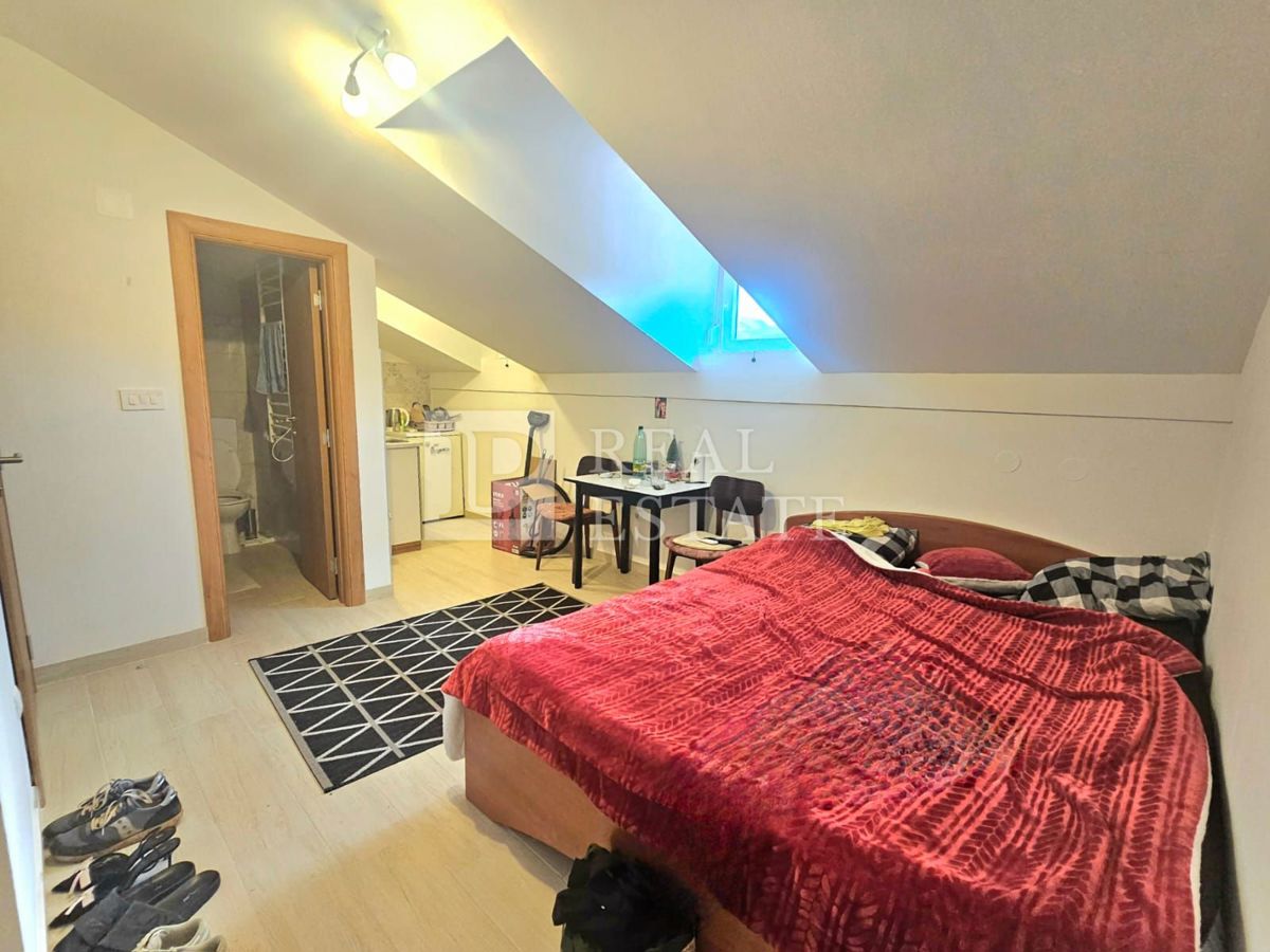 KRALJEVICA - EKSKLUZIVNA PRODAJA - prostorna hiša s 4 apartmaji 200 metrov od morja in centra