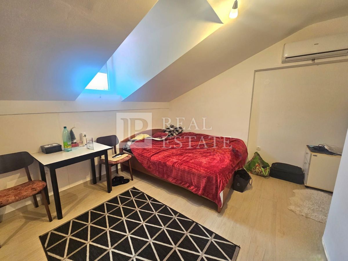 KRALJEVICA - EKSKLUZIVNA PRODAJA - prostorna hiša s 4 apartmaji 200 metrov od morja in centra