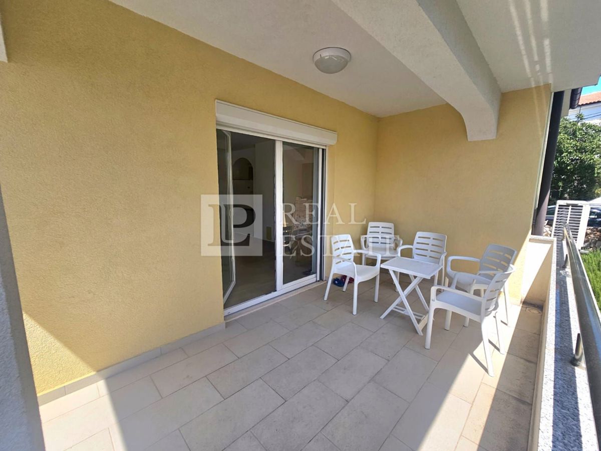 KRALJEVICA - EKSKLUZIVNA PRODAJA - prostorna hiša s 4 apartmaji 200 metrov od morja in centra