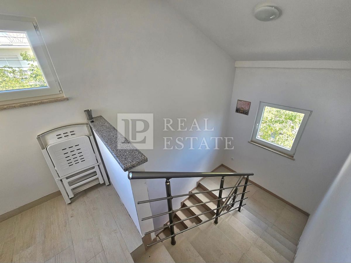 KRALJEVICA - EKSKLUZIVNA PRODAJA - prostorna hiša s 4 apartmaji 200 metrov od morja in centra