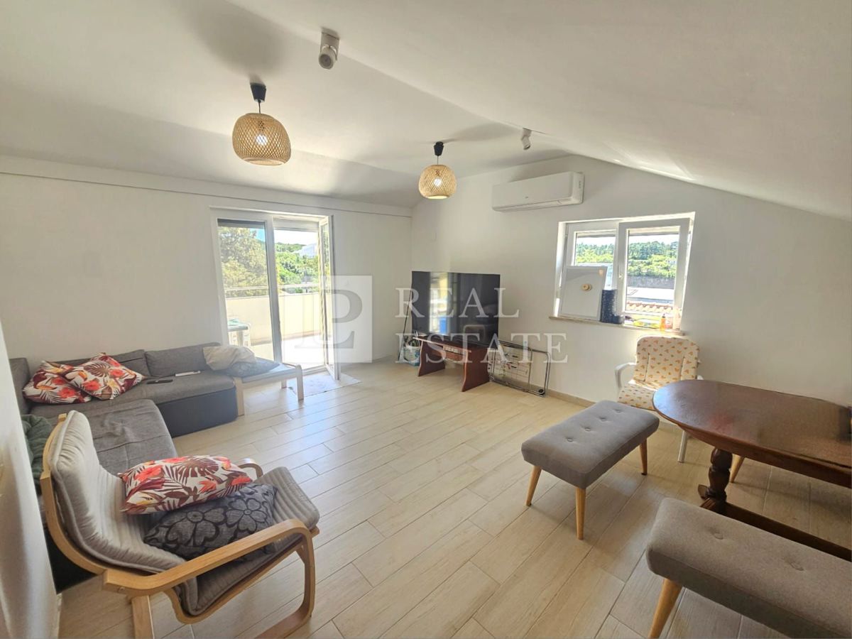 KRALJEVICA - EKSKLUZIVNA PRODAJA - prostorna hiša s 4 apartmaji 200 metrov od morja in centra