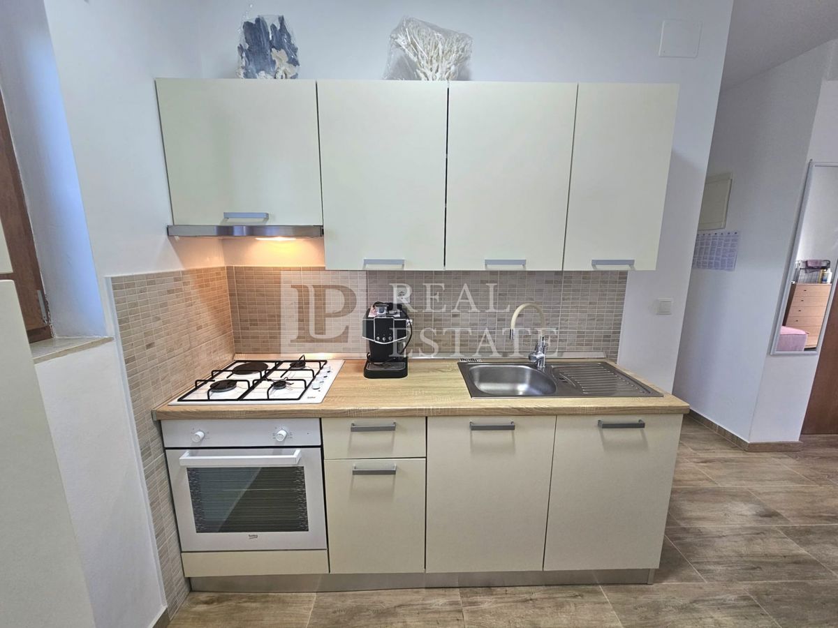 MALINSKA, OTOK KRK - moderno opremljeno enosobno stanovanje z vrtom