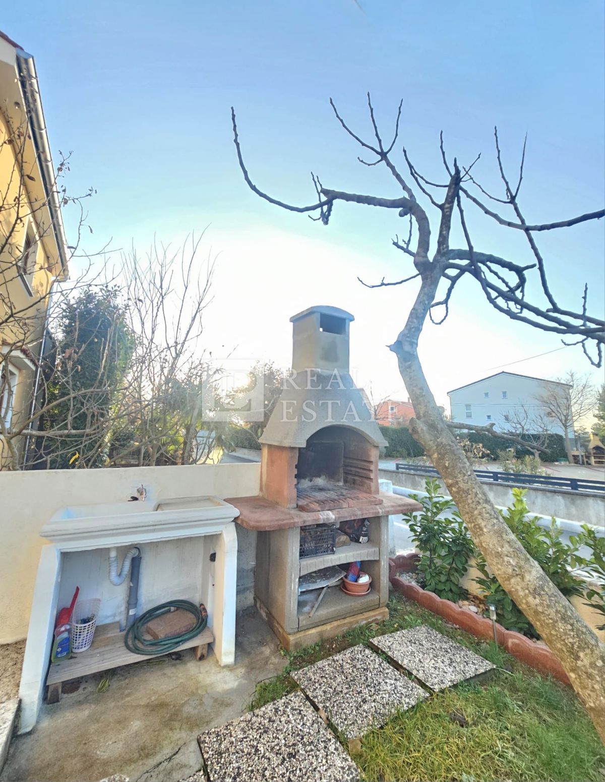 MALINSKA, OTOK KRK - moderno opremljeno enosobno stanovanje z vrtom