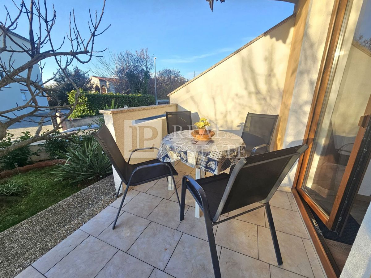 MALINSKA, OTOK KRK - moderno opremljeno enosobno stanovanje z vrtom