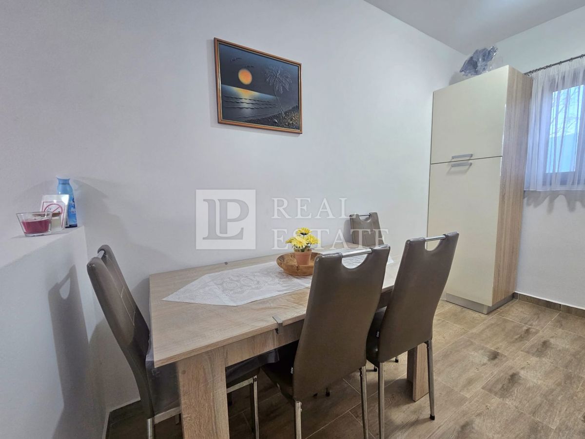 MALINSKA, OTOK KRK - moderno opremljeno enosobno stanovanje z vrtom