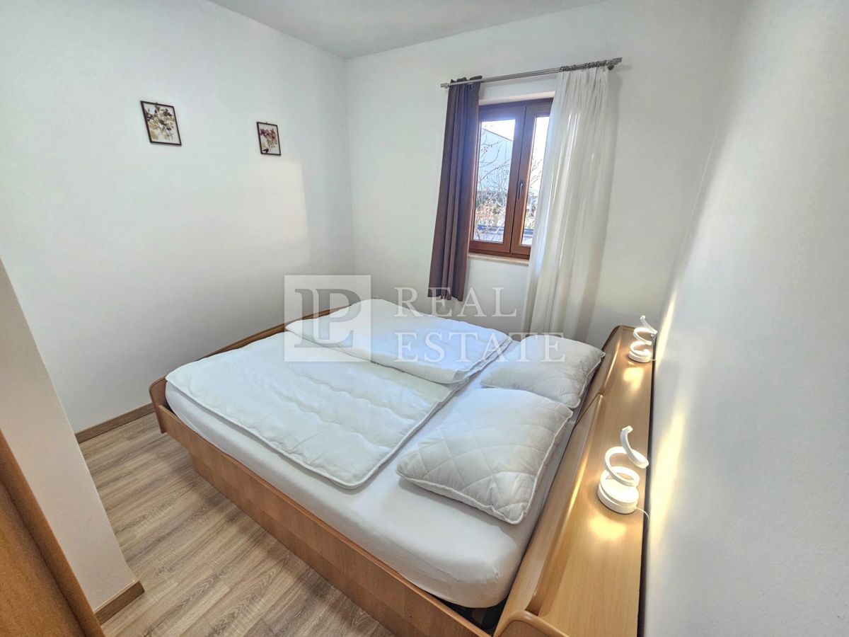 MALINSKA, OTOK KRK - moderno opremljeno enosobno stanovanje z vrtom