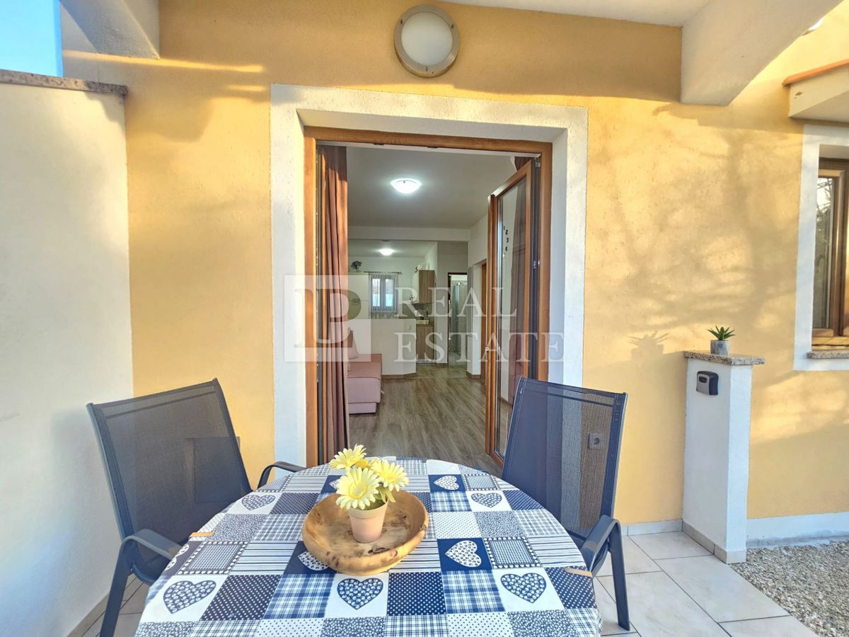 MALINSKA, OTOK KRK - moderno opremljeno enosobno stanovanje z vrtom