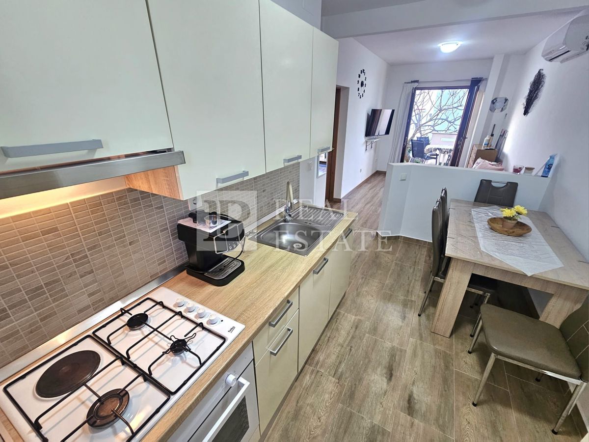 MALINSKA, OTOK KRK - moderno opremljeno enosobno stanovanje z vrtom