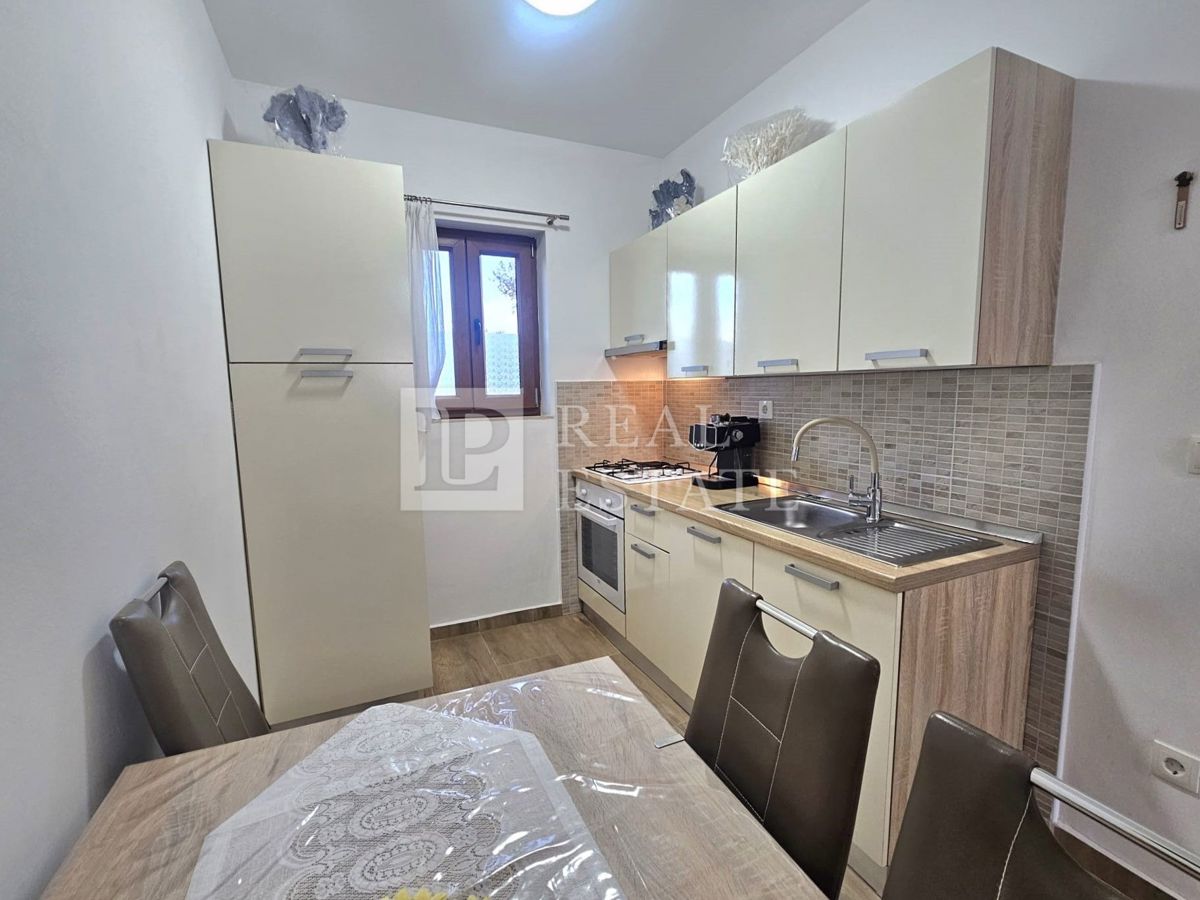 MALINSKA, OTOK KRK - moderno opremljeno enosobno stanovanje z vrtom