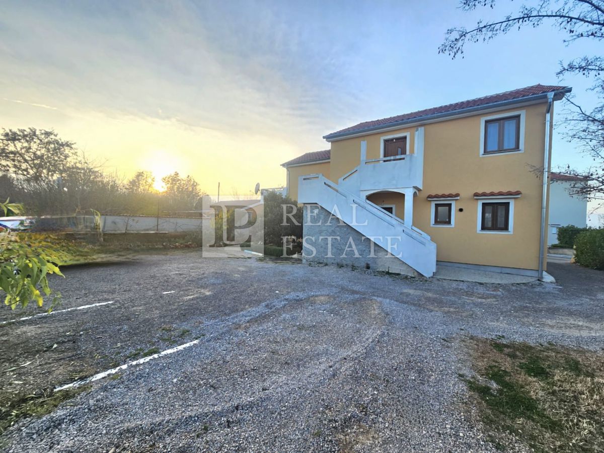 MALINSKA, OTOK KRK - moderno opremljeno enosobno stanovanje z vrtom