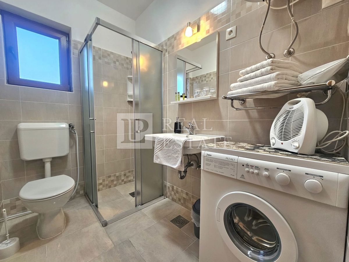 MALINSKA, OTOK KRK - moderno opremljeno enosobno stanovanje z vrtom