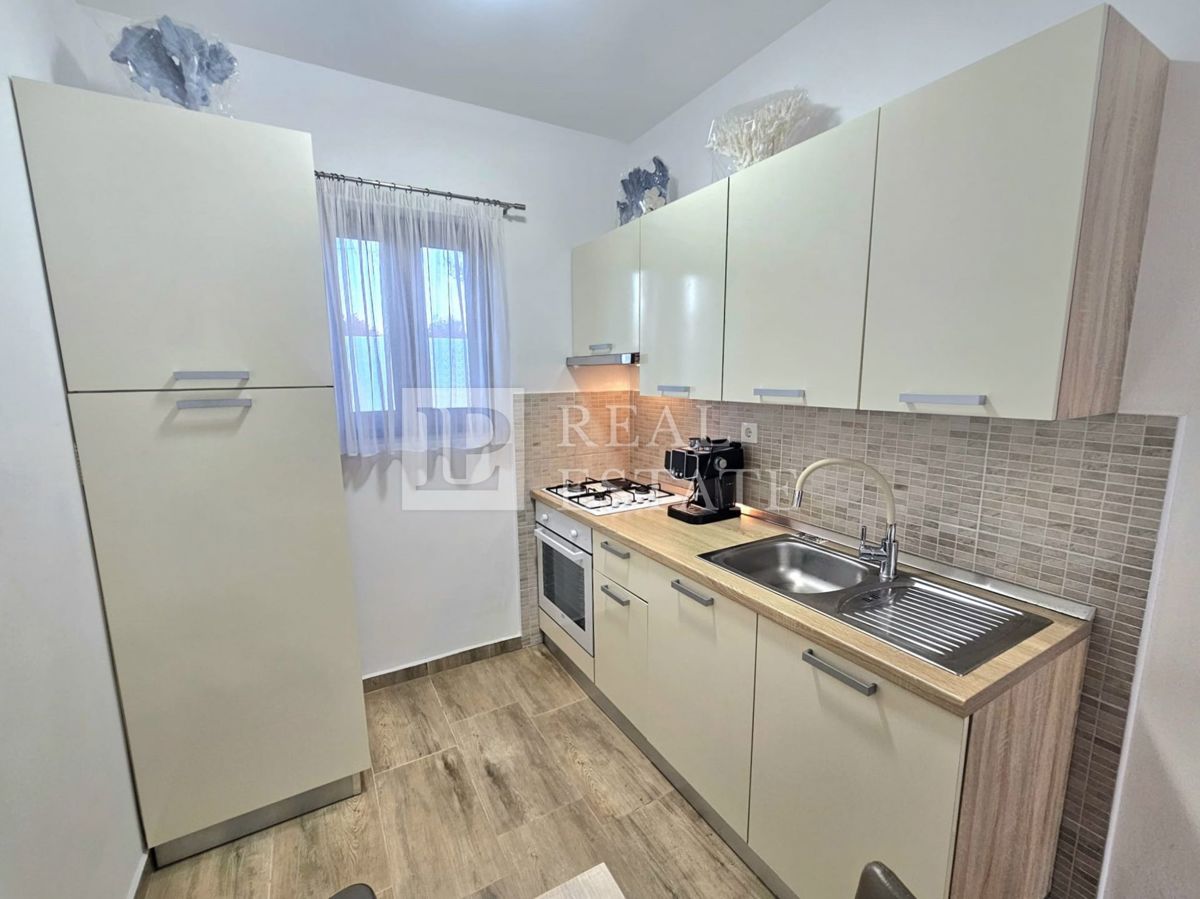 MALINSKA, OTOK KRK - moderno opremljeno enosobno stanovanje z vrtom