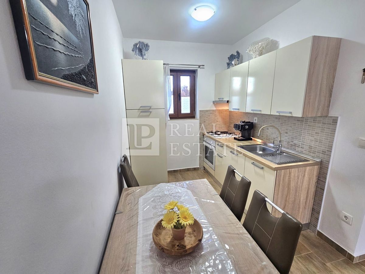 MALINSKA, OTOK KRK - moderno opremljeno enosobno stanovanje z vrtom