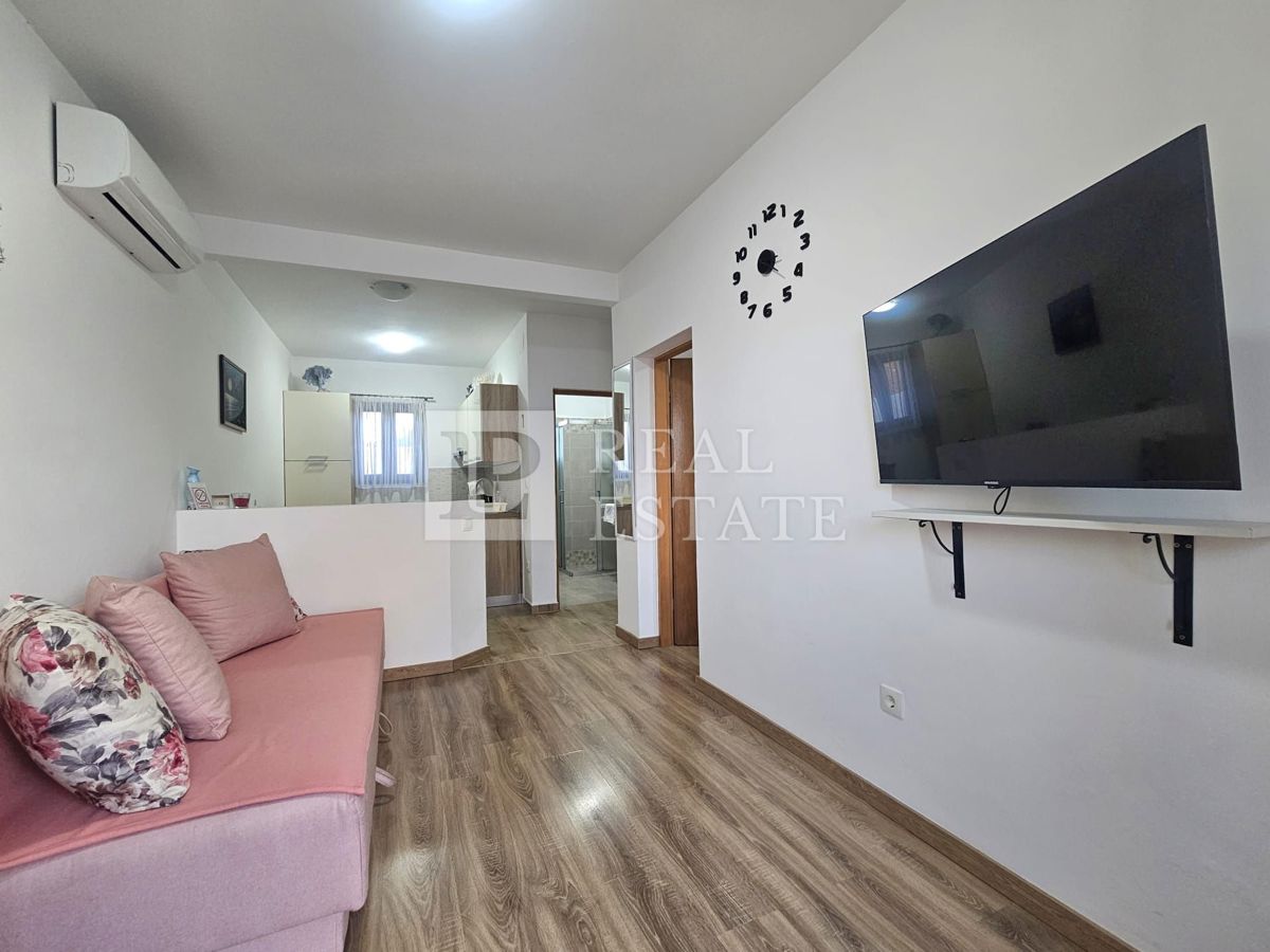 MALINSKA, OTOK KRK - moderno opremljeno enosobno stanovanje z vrtom