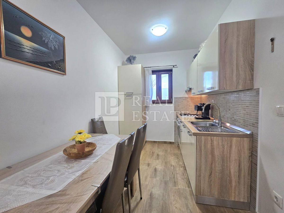 MALINSKA, OTOK KRK - moderno opremljeno enosobno stanovanje z vrtom