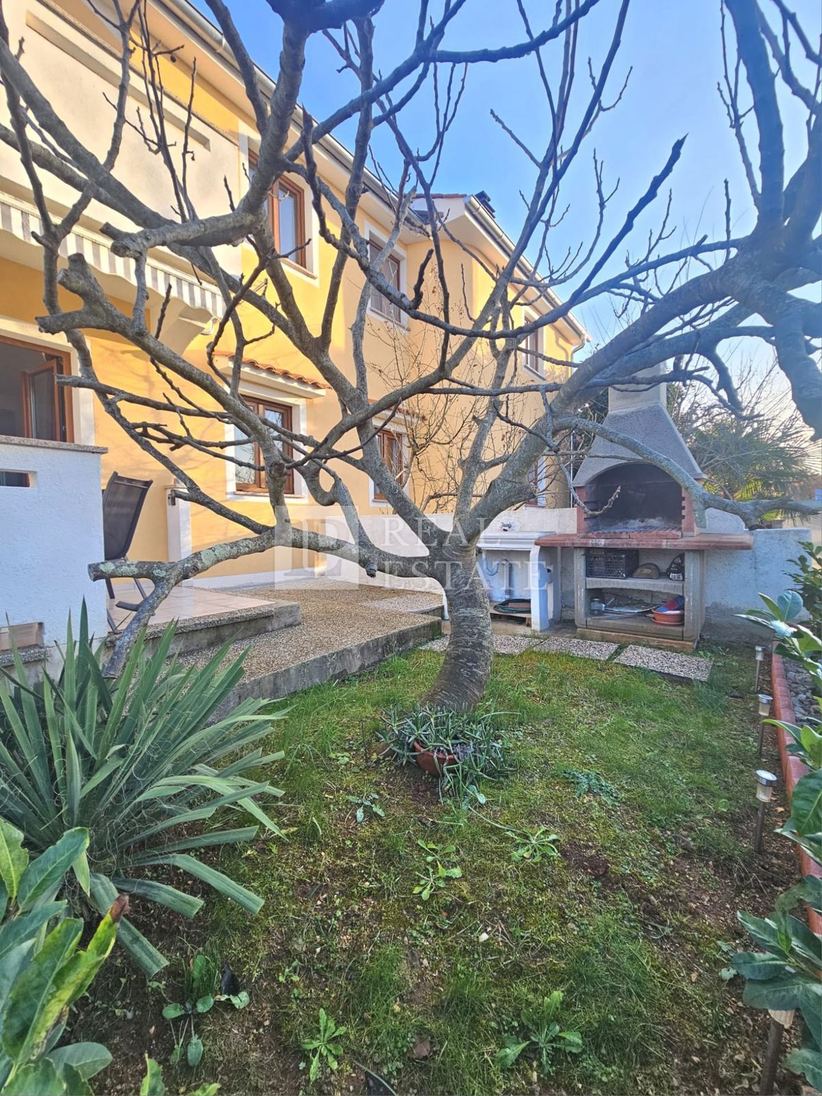 MALINSKA, OTOK KRK - moderno opremljeno enosobno stanovanje z vrtom