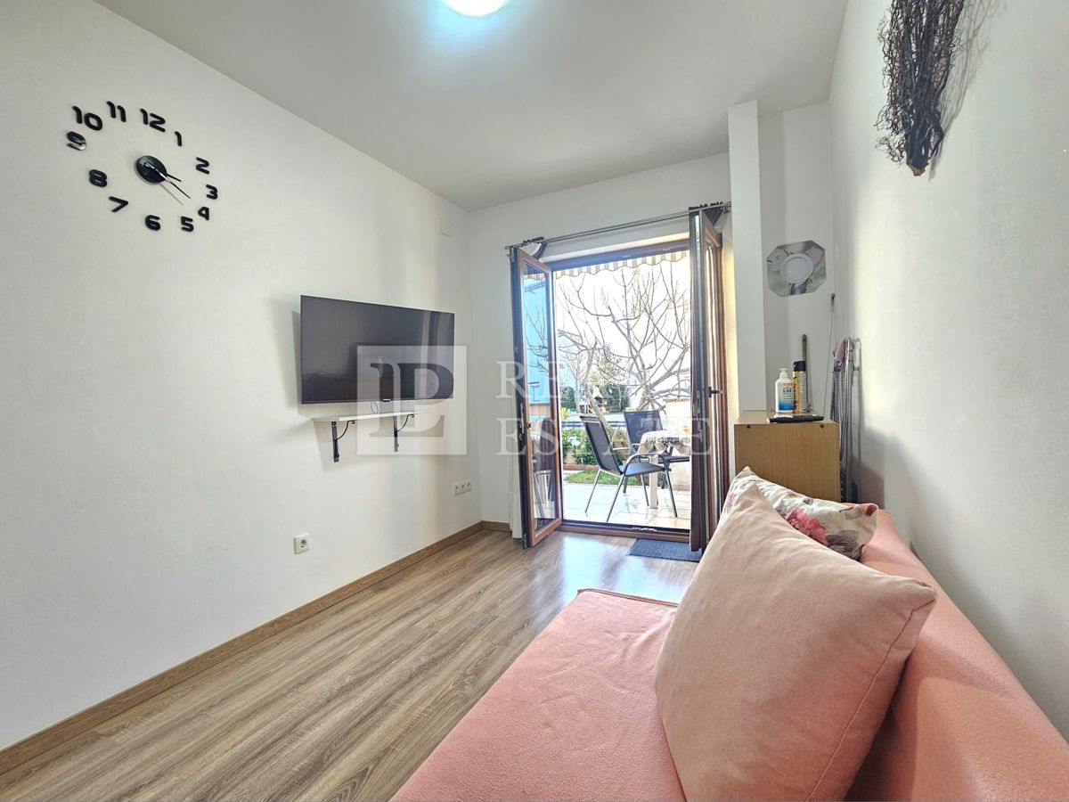 MALINSKA, OTOK KRK - moderno opremljeno enosobno stanovanje z vrtom