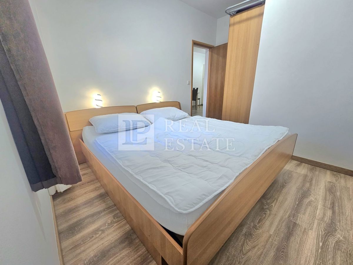 MALINSKA, OTOK KRK - moderno opremljeno enosobno stanovanje z vrtom