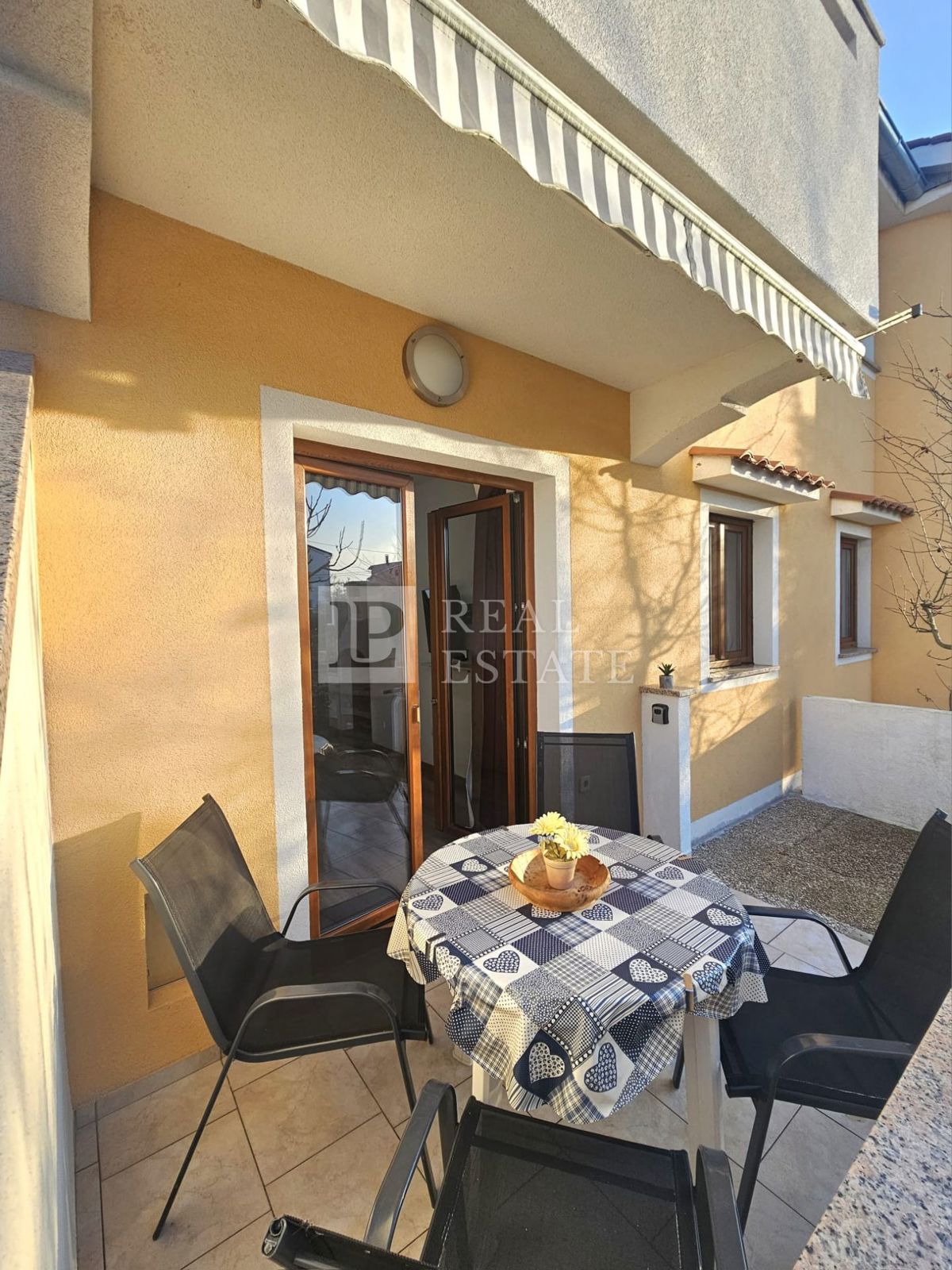 MALINSKA, OTOK KRK - moderno opremljeno enosobno stanovanje z vrtom