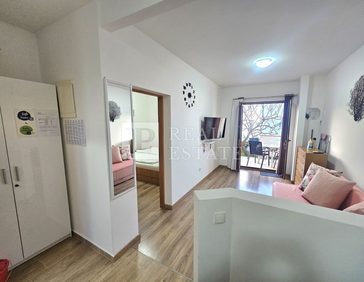 MALINSKA, OTOK KRK - moderno opremljeno enosobno stanovanje z vrtom