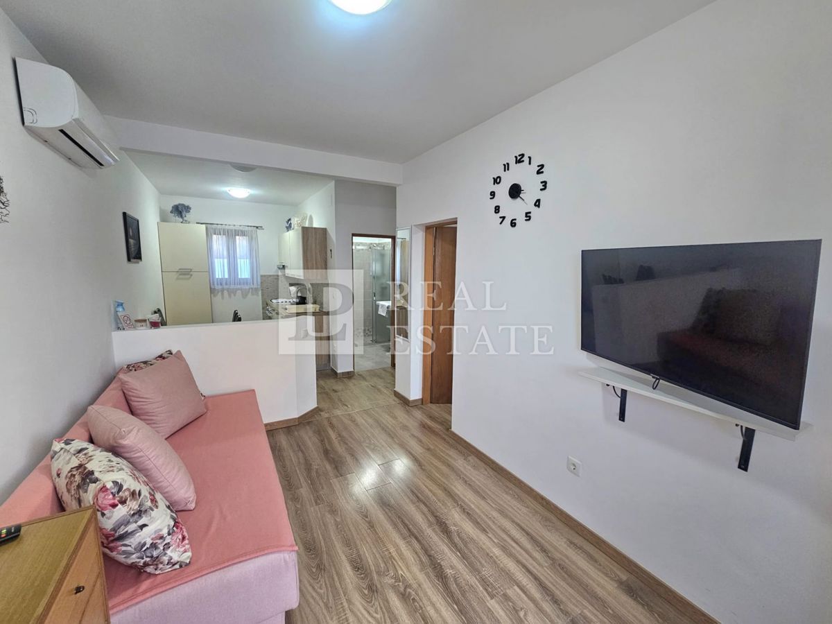 MALINSKA, OTOK KRK - moderno opremljeno enosobno stanovanje z vrtom