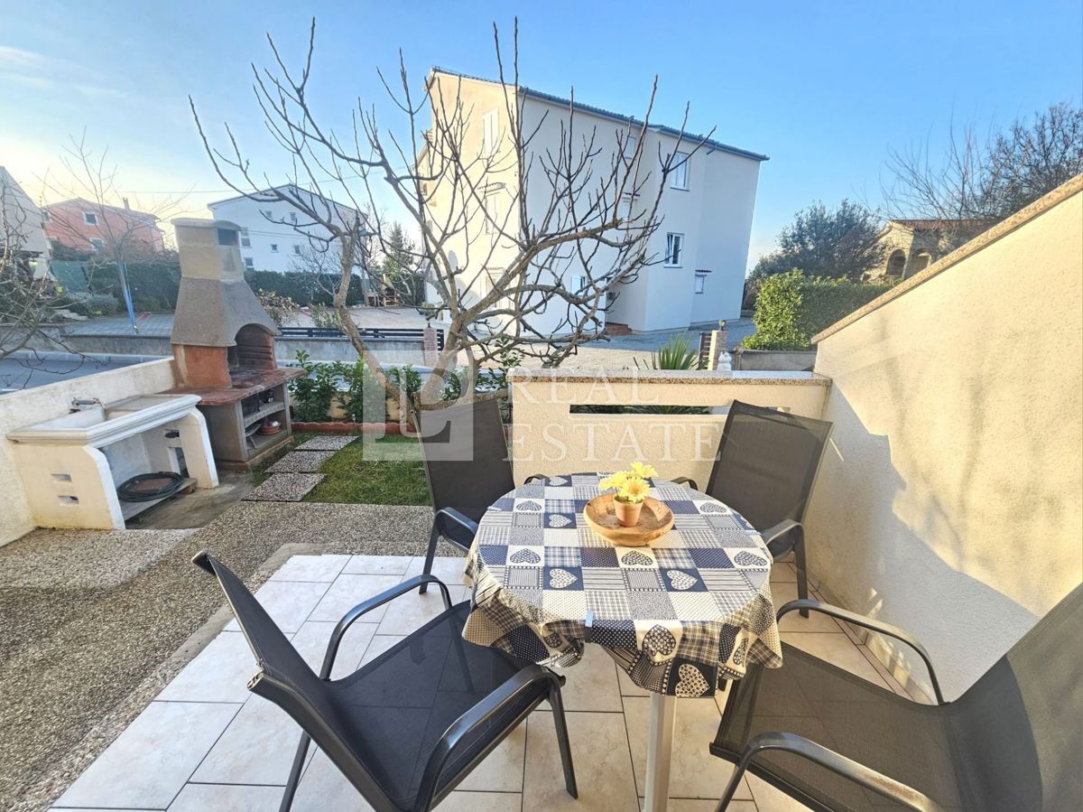 MALINSKA, OTOK KRK - moderno opremljeno enosobno stanovanje z vrtom