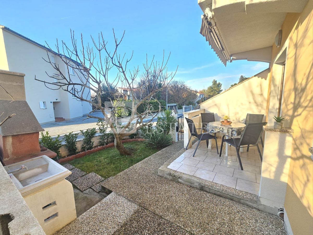 MALINSKA, OTOK KRK - moderno opremljeno enosobno stanovanje z vrtom