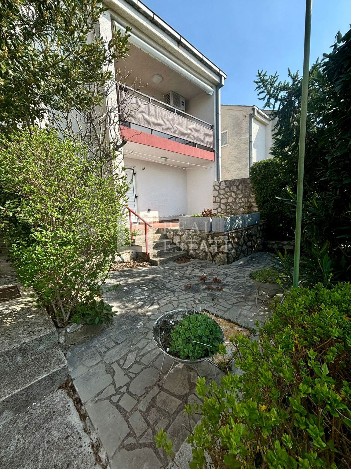 KLENOVICA - stanovanje s prostornim vrtom