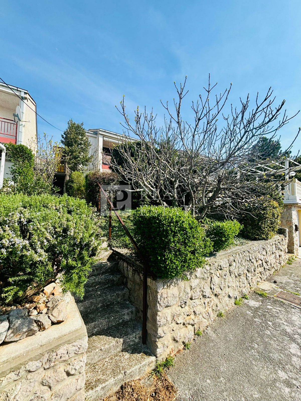 KLENOVICA - stanovanje s prostornim vrtom