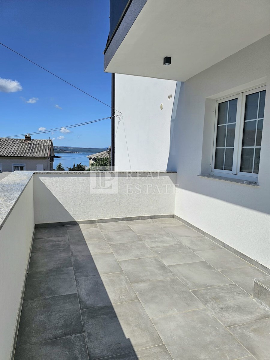 CRIKVENICA - apartma v novogradnji, 300 m od morja