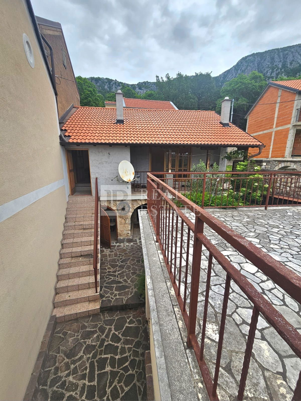 TRIBALJ - polpritlična hiša na mirni lokaciji