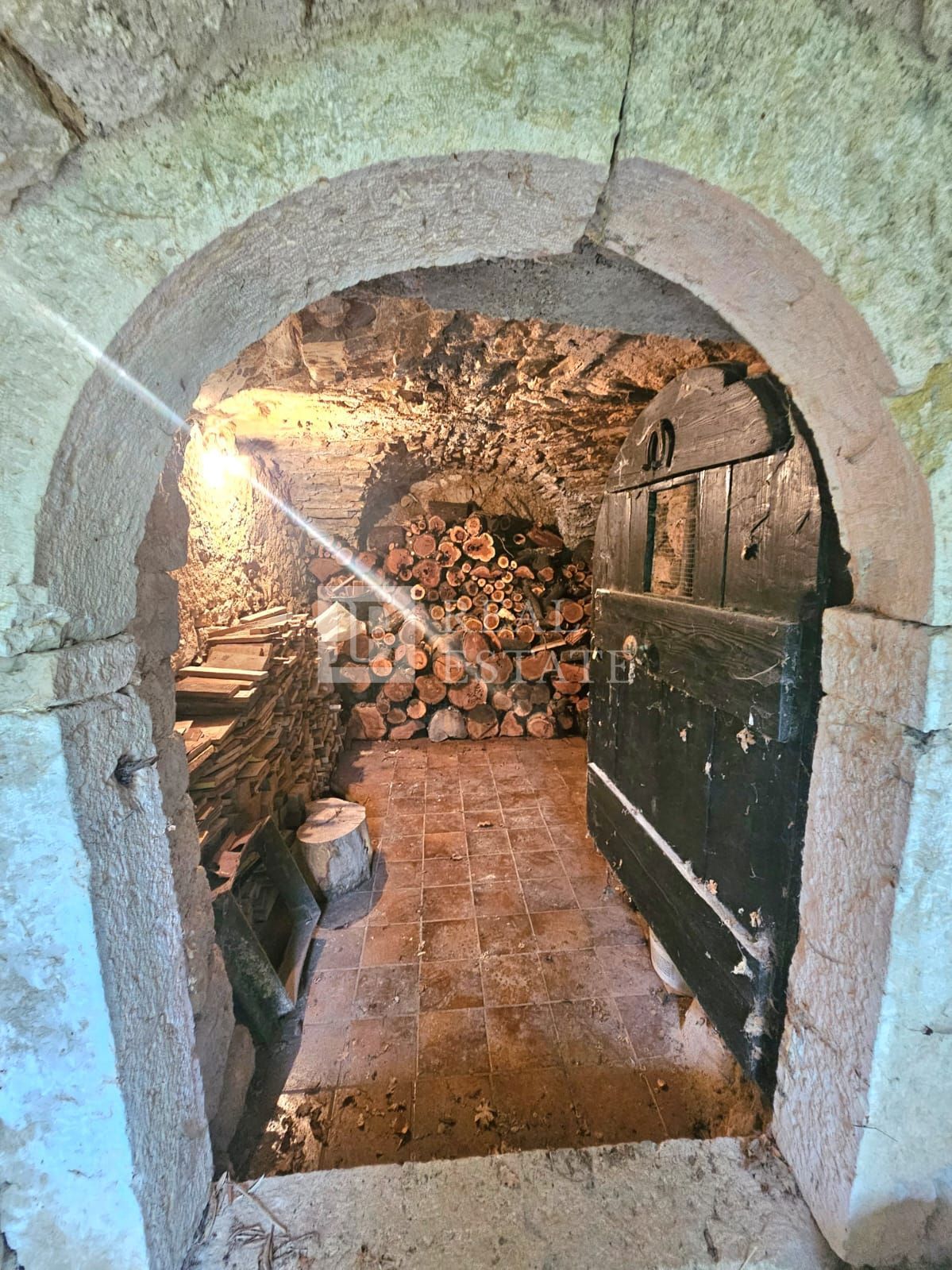 TRIBALJ - polpritlična hiša na mirni lokaciji