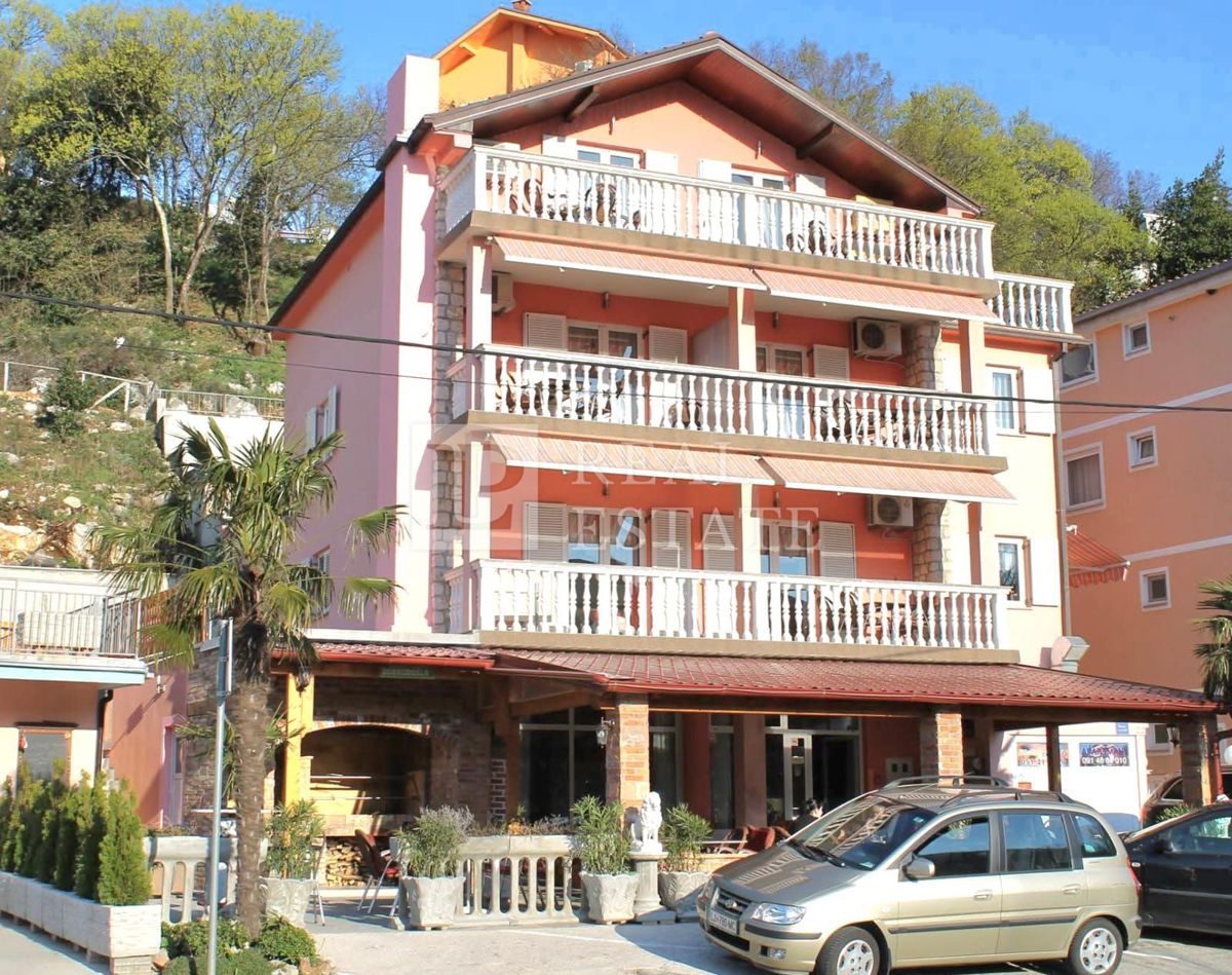 NOVI VINODOLSKI - apartmajska hiša z gostinskim objektom